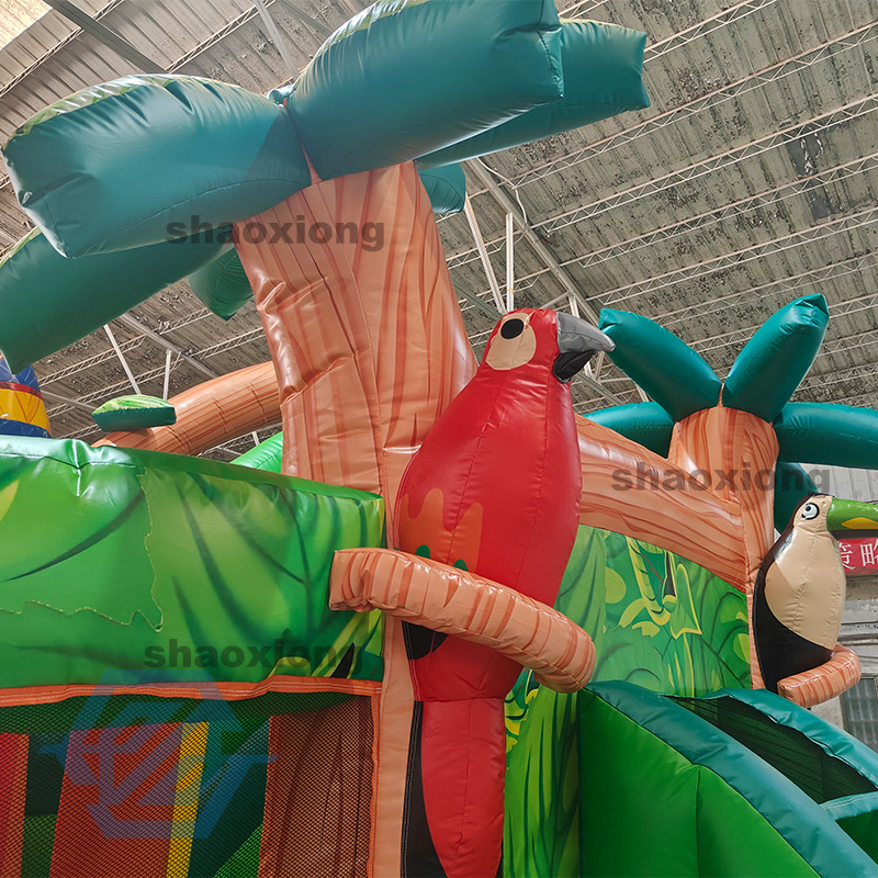 Maison gonflable gonflable sur le th&egrave;me de la for&ecirc;t tropicale avec toboggan