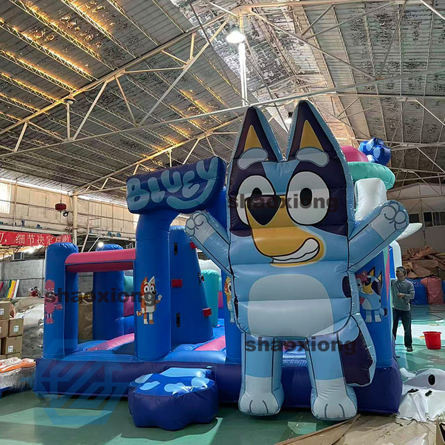 Casa de rebote inflable con tema Bluey y tobog&aacute;n