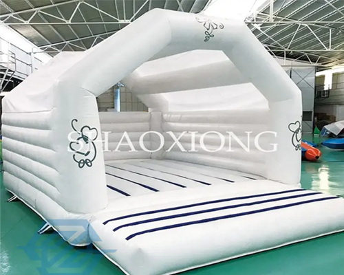 Haga que su boda blanca sea inolvidable: &iquest;Por qu&eacute; elegir una casa inflable?