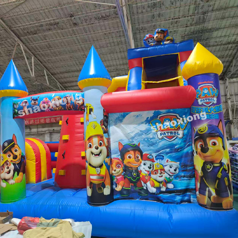 Diapositiva inflable comercial de la casa de la despedida de la patrulla combinada con el ventilador