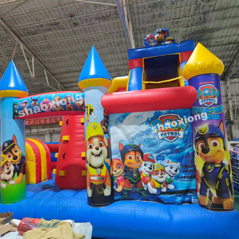 Diapositiva inflable comercial de la casa de la despedida de la patrulla combinada con el ventilador