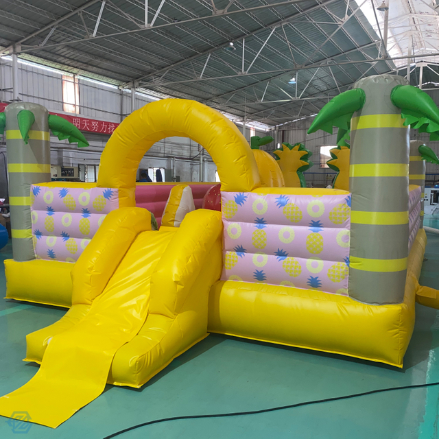 Nadmuchiwany plac zabaw dla dzieci z motywem owocowym. Park rozrywki Bounce Castle dla dzieci