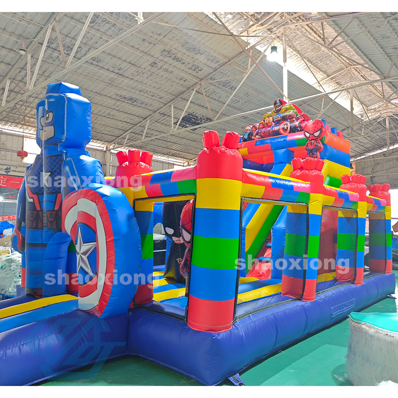 Casa inflable LEGO Marvel con tobog&aacute;n