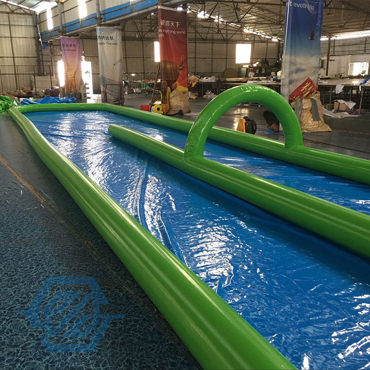 Podw&oacute;jna zjeżdżalnia Slip N Slide Nadmuchiwana zjeżdżalnia wodna po mieście