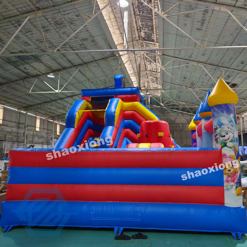 Diapositiva inflable comercial de la casa de la despedida de la patrulla combinada con el ventilador