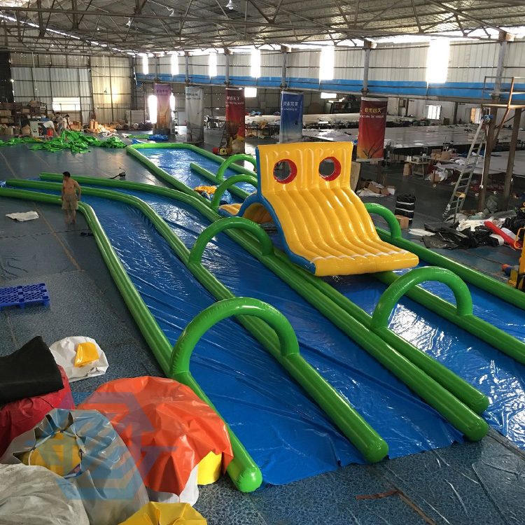 Podw&oacute;jna zjeżdżalnia Slip N Slide Nadmuchiwana zjeżdżalnia wodna po mieście