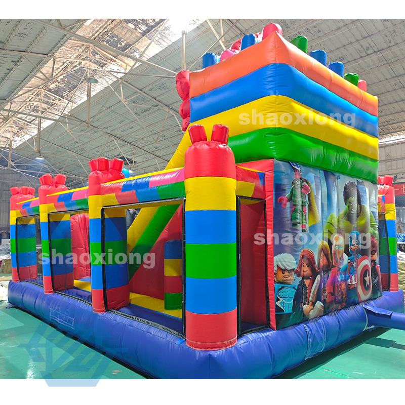 Casa inflable LEGO Marvel con tobog&aacute;n
