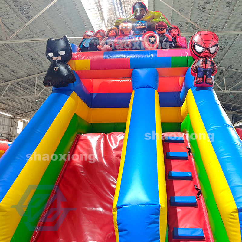 Casa inflable LEGO Marvel con tobog&aacute;n