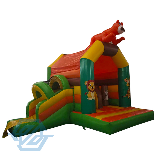 Parque inflable con tem&aacute;tica de animales para ni&ntilde;os saltando