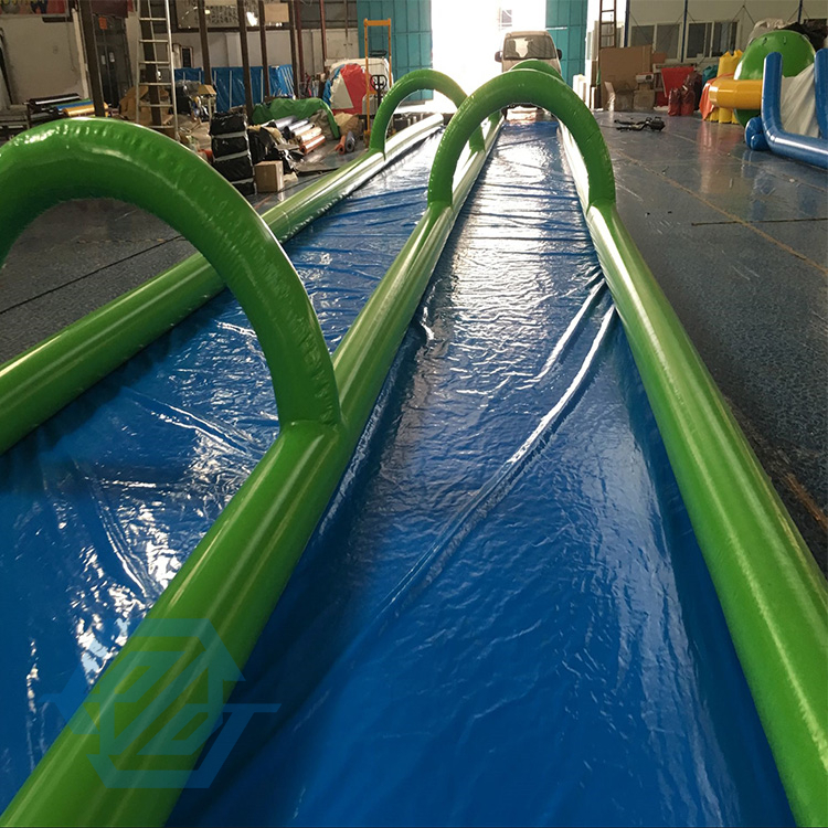 Podw&oacute;jna zjeżdżalnia Slip N Slide Nadmuchiwana zjeżdżalnia wodna po mieście