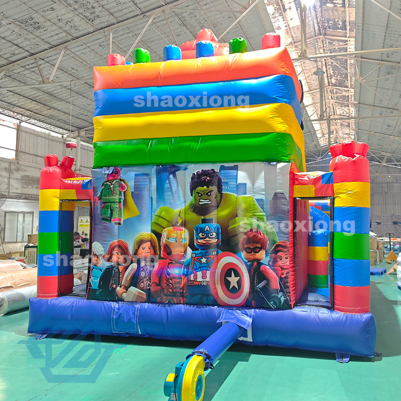 Casa inflable LEGO Marvel con tobog&aacute;n