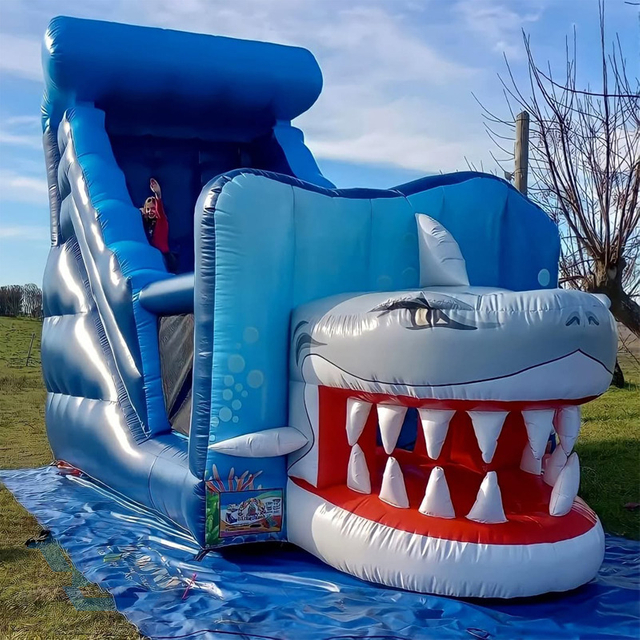 Scivoli gonfiabili per castello a tema oceano con squalo per bambini all'aperto 